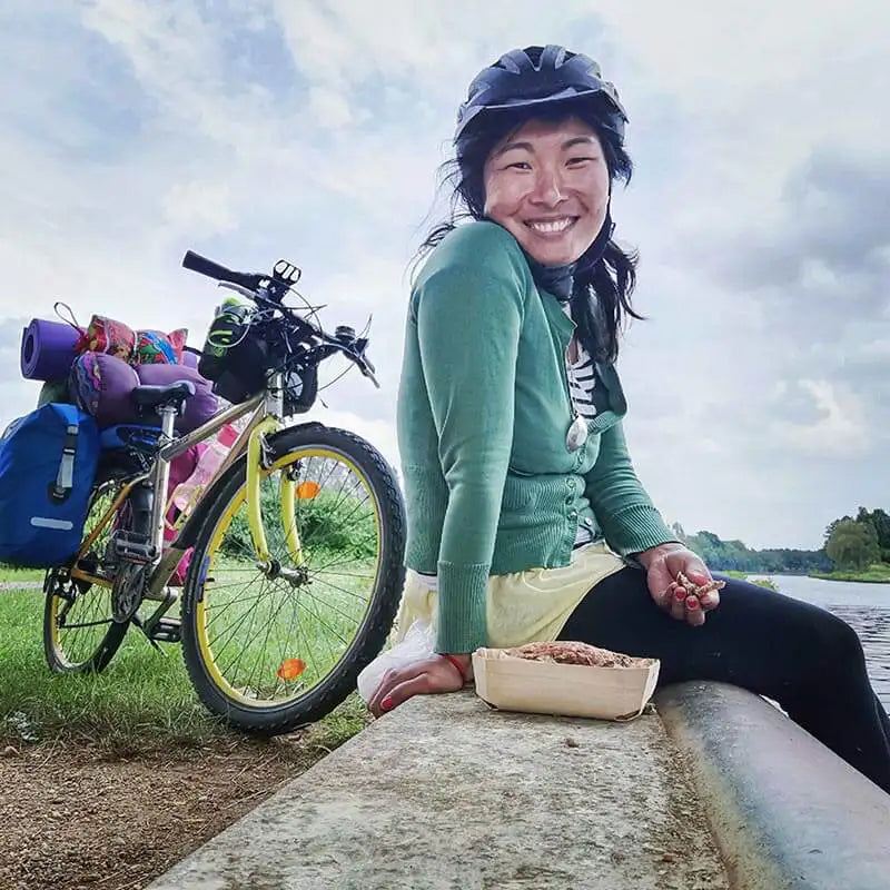 Bikepacking Frau mit Fahrrad Outdoor macht Pause