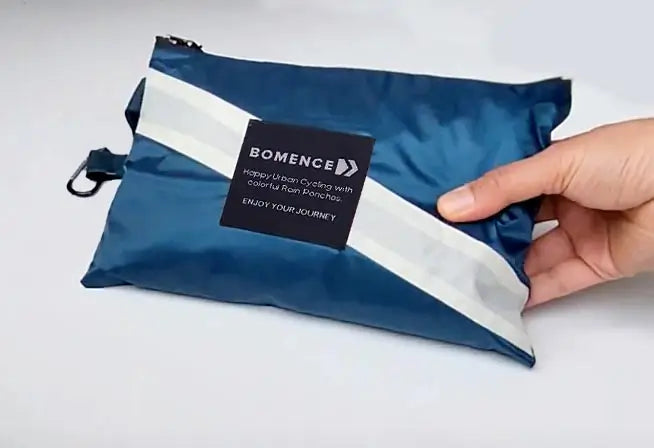 Ultraleicht in kleiner Tasche, unsere Regenponchos für Damen wiegen nur 280g und sind einfach im Rucksack verstaut.