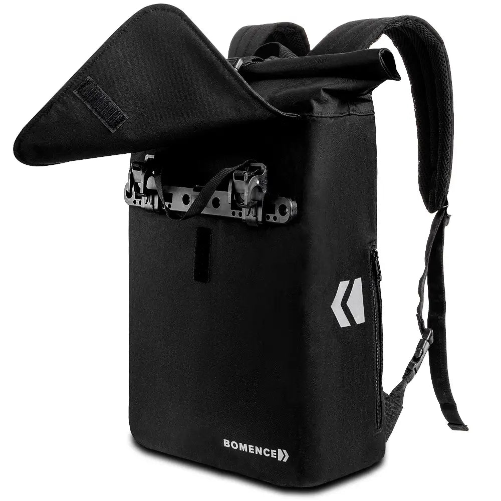 Fahrradtasche rucksack kombi Vorderseite mit offener Klappe, darunter die Fahrradhaken zur Gepäckträgeraufhängung. Seitlich zu sehen die verstaubaren Schultergurte des Fahrradrucksacks.