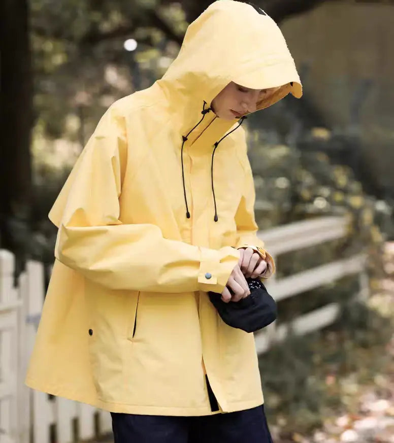 weit geschnittener Regenmantel Damen mit Kapuze gelb Fahrrad