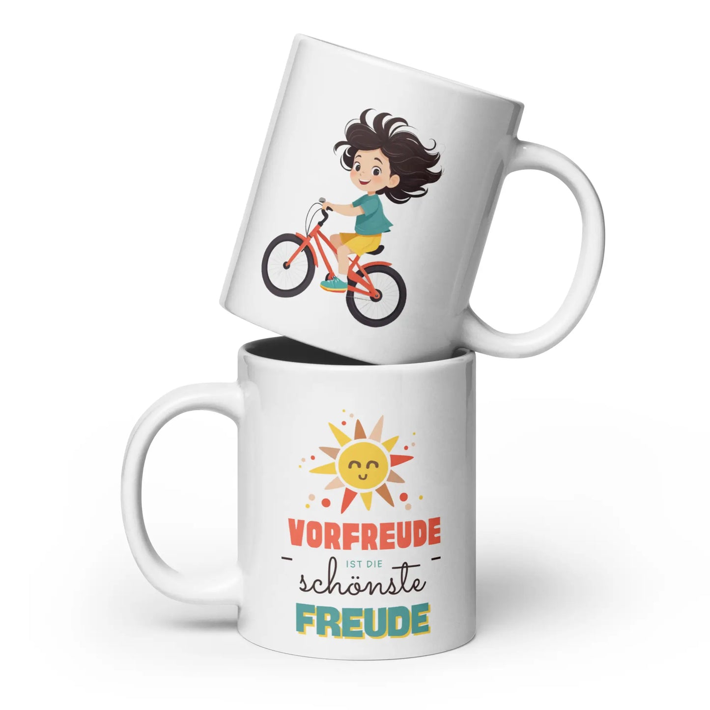 Weiße Keramiktasse mit einem Motiv eines Mädchens auf einem Fahrrad und dem Spruch „Vorfreude ist die schönste Freude“.