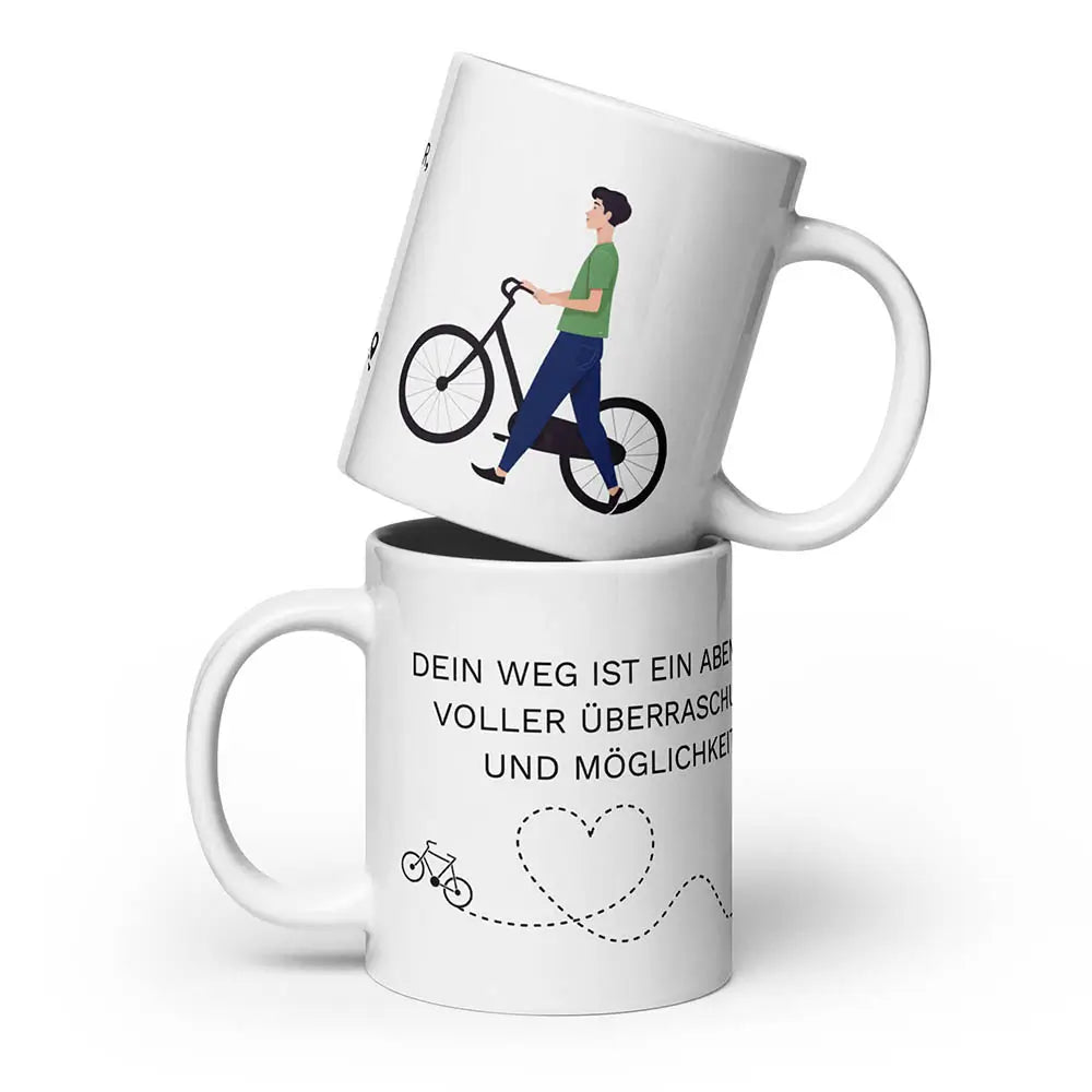 Weiße Kaffeetasse mit stilvollem Fahrradmotiv – ein Mann mit grünem T-Shirt schiebt sein Fahrrad, ergänzt durch einen inspirierenden Spruch.