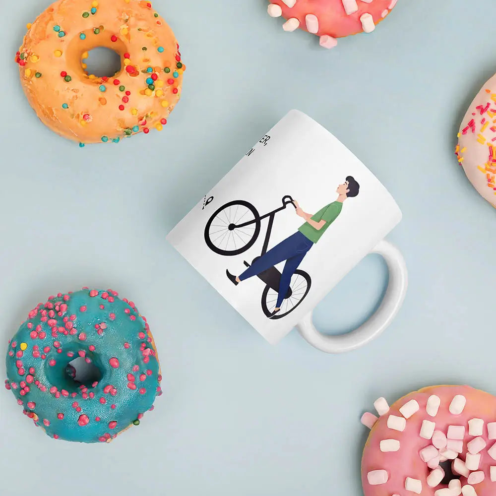 Fahrradtasse, Kaffeetasse mit minimalistischem Design – ein Mann mit Fahrrad und ein herzförmiger Weg als verspieltes Detail mit Spruch.