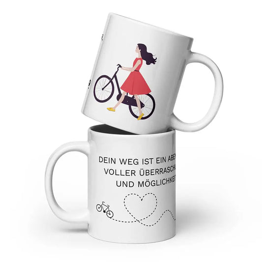 Weiße Kaffeetasse mit stilvollem Fahrradmotiv – eine Frau im roten Kleid schiebt ihr Fahrrad, ergänzt durch einen inspirierenden Spruch.