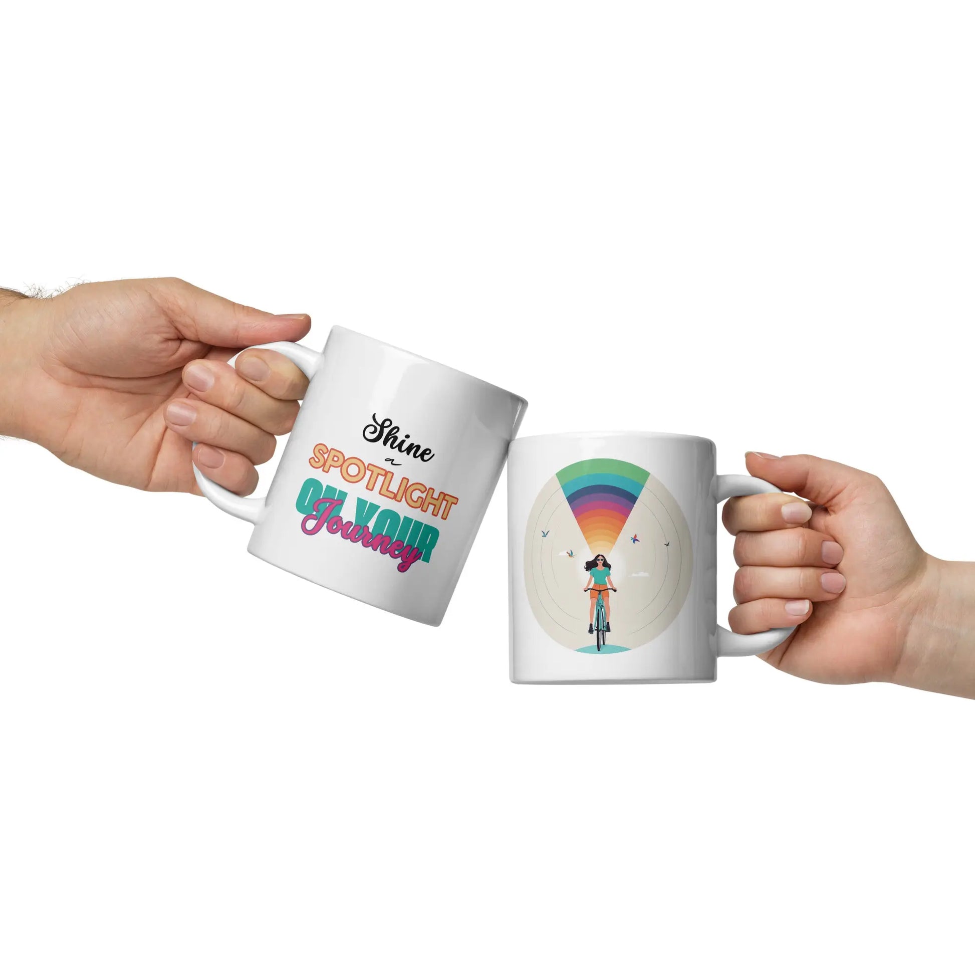 Fahrrad-Tassen im Cheers-Moment – Perfekte Geschenkidee für Radfahrer. Zwei Hände stoßen mit weißen Keramiktassen an, eine mit einem Fahrradmotiv und eine mit einem inspirierenden Spruch.