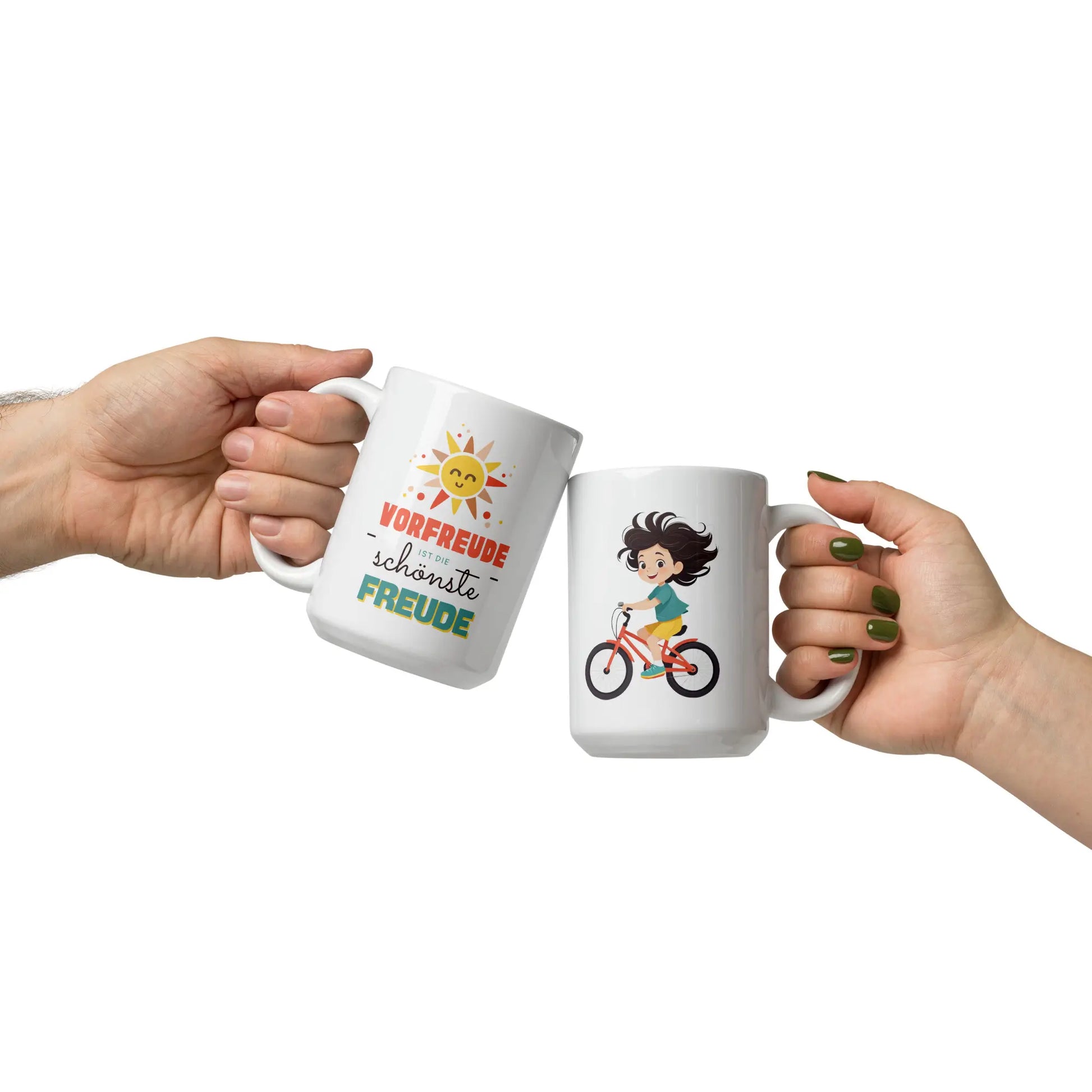 Lustige Kaffeetasse mit Fahrrad-Motiv – Geschenkidee für Radfahrer. Zwei Tassen nebeneinander gehalten mit buntem Fahrradmotiv und einem lachenden Sonnenspruch auf der anderen Seite.