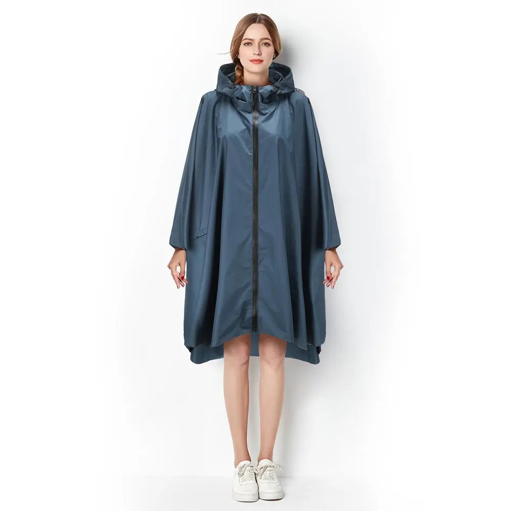 dunkelblauer Regenponcho Damen, Frau von vorne, Regencape Wandern, einfarbig blau