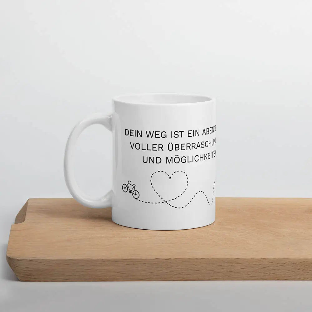Weiße glänzende Kaffeetasse mit Fahrrad Motiv, schlichte und elegante Vorderansicht."