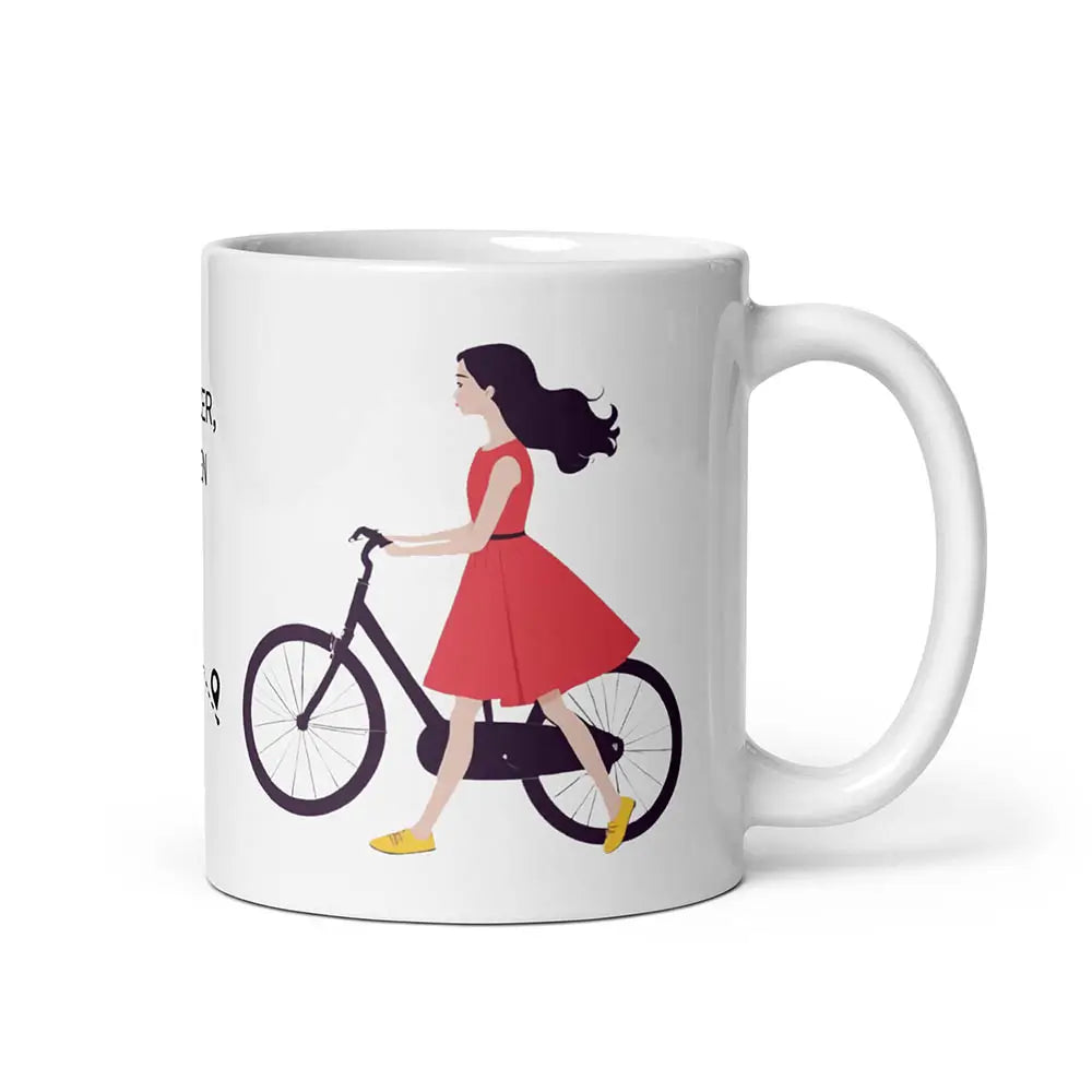 Weiße Kaffeetasse mit stilvollem Fahrradmotiv – eine Frau im roten Kleid schiebt ihr Fahrrad.