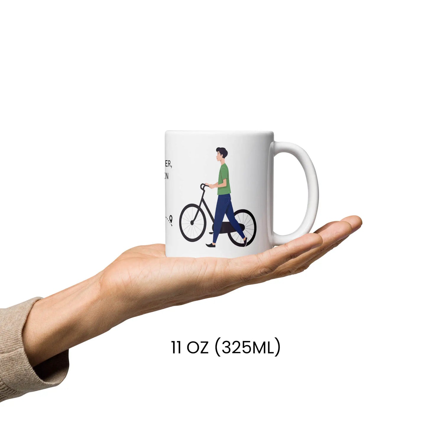 Teetasse mit einem Fahrrad und Mann in einer Hand in 325 ml Fassungsvermögen. Ein Spruch auf der anderen Seite der Tasse.