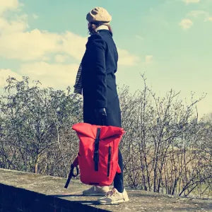 Der Rolltoprucksack ist nicht nur leicht sondern auch extrem Nachhaltig, da er aus PET Flaschen hergestellt wurde.