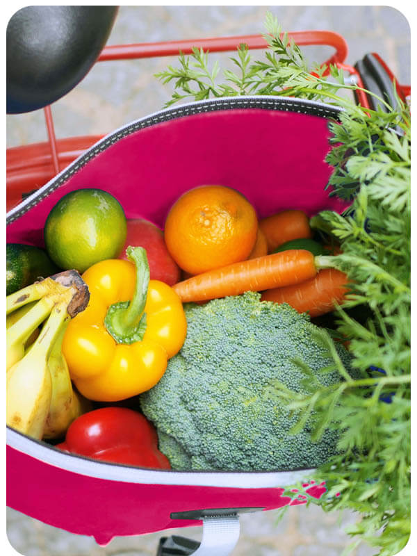Fahrradtasche am Gepäckträger Fahrrad mit Gemüse in der Tasche von oben zu sehen.