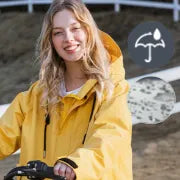 Optimaler Schutz bei Regen. Frau mit gelber & heller Regenjacke.