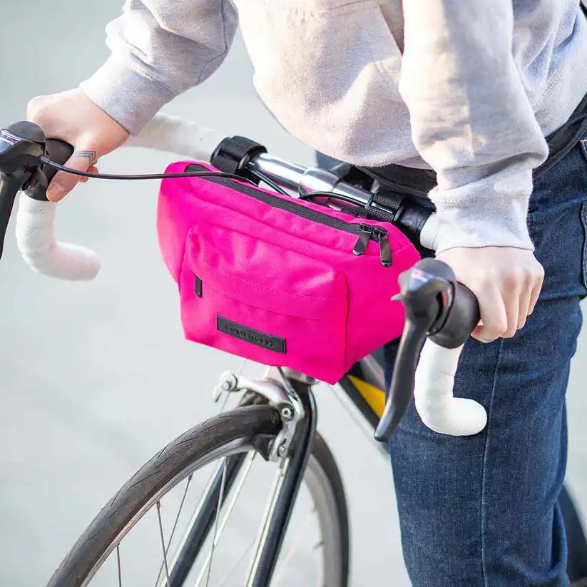Fahrradtasche am Lenker. Frau befindet sich auf dem Fahrrad. Alt-Text bearbeiten