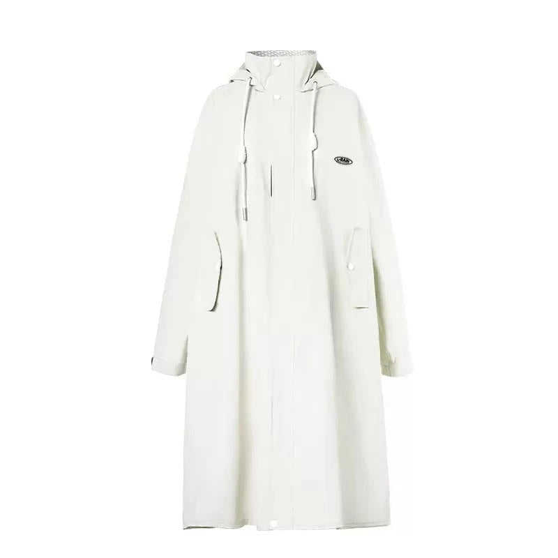 Regenmantel weiß mit Kapuze, Taschen, Reißverschluss weit geschnitten groß aus wasserdichtem Stoff.