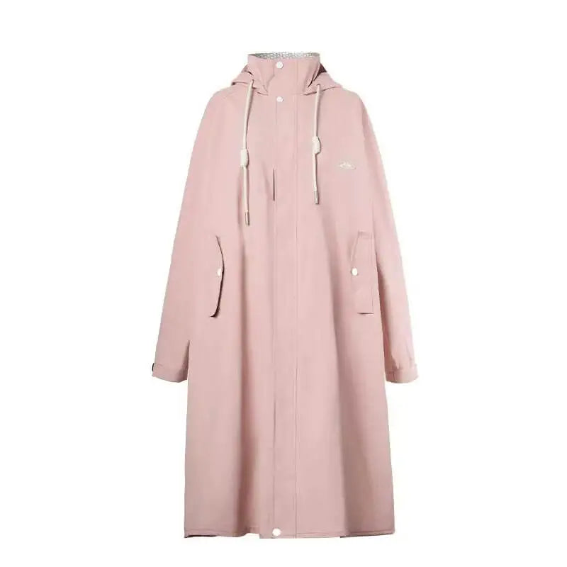 Regenjacke rosa, extra lang und weit oversize groß mit Kapuze, Reißverschluss und Taschen, geeignet zum Fahrradfahren. Der helle altrosa Regenmantel hat einen schlichten eleganten Schnitt für Damen und Herren.