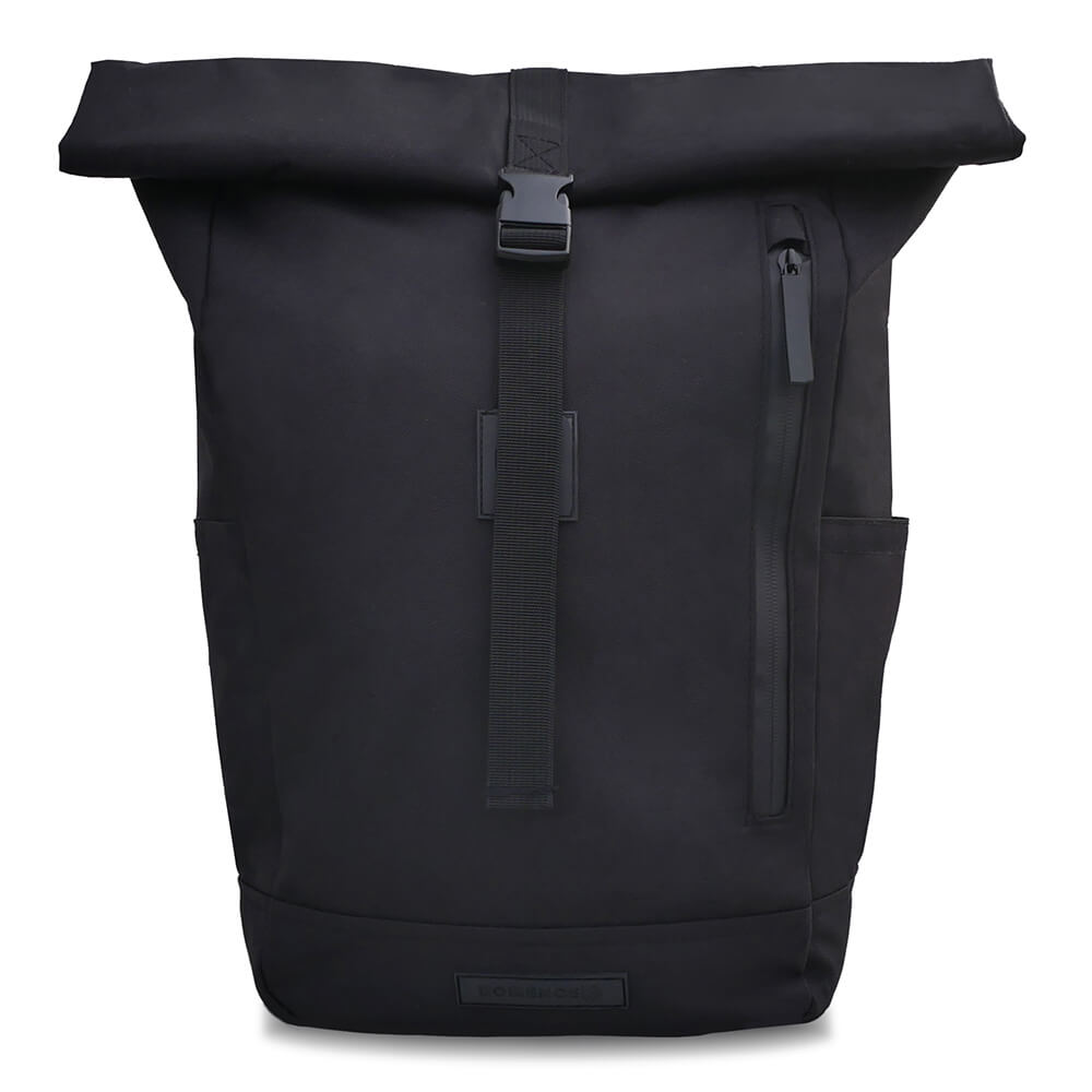 Recycelter Rucksack mit Rolltop für Herren und Damen. Bild zeigt schwarzen Rolltop-Rucksack von vorne. Veranschaulicht schwarze vordere Schnalle, seitliche Reisverschlusstasche und Gurt. Logo von Bomence befindet sich auf der Unterseite der Tasche.
