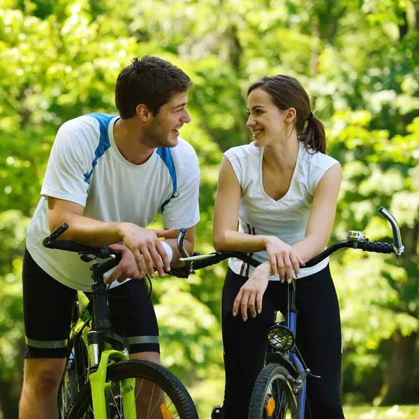 Frau und Mann beim Fahrradfahren - Warum Fahrradfahren gesund ist..