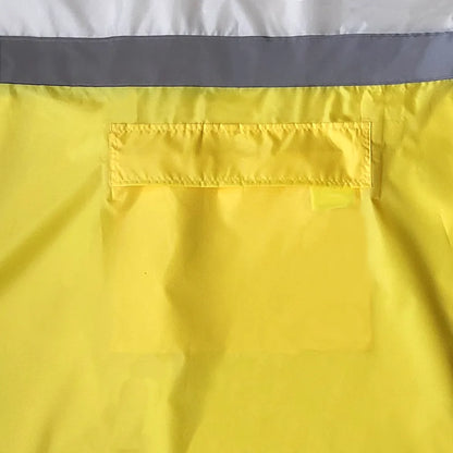 gelbe Brusttasche eines Regenponchos
