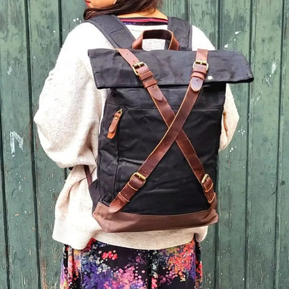 schwarzer Damen Vintage Rollrucksack mit Lederriemen, aus gewachster Baumwolle