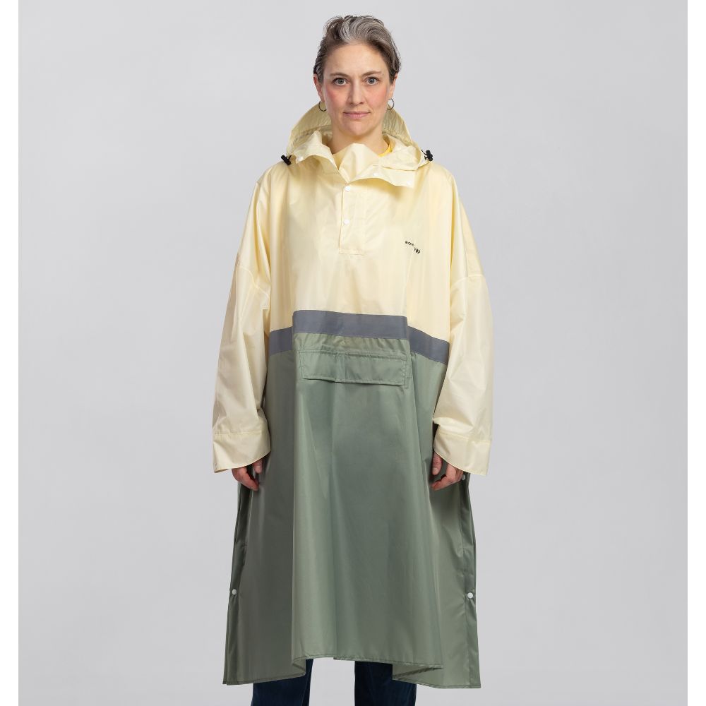 regenponcho damen wasserdicht atmungsaktiv in weiss und grün und reflekiterend, mit großer Kapuze und Ärmeln