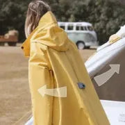 Rückseite gelber Regenmantel oversize mit Kapuze für Outdoor.
