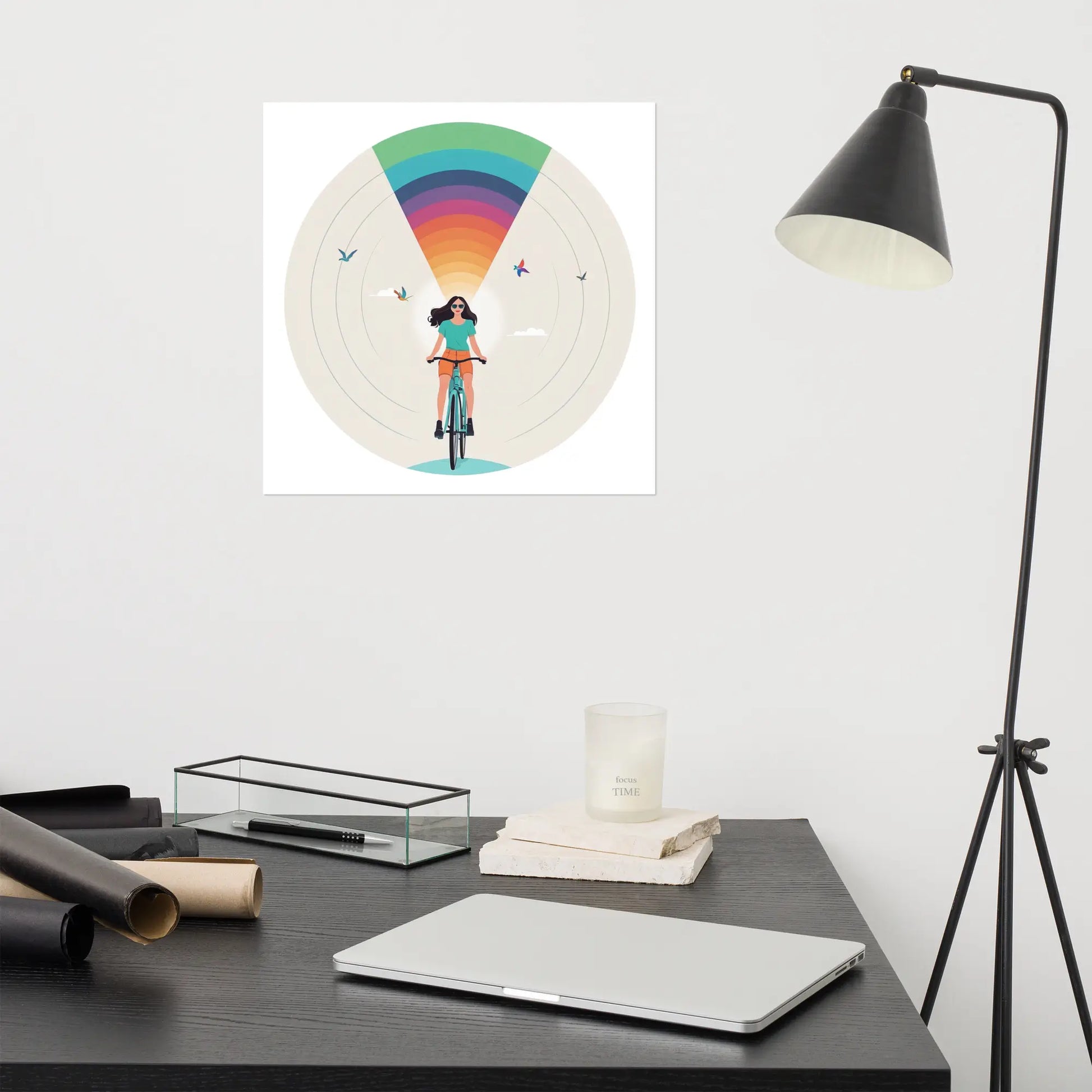 Minimalistisches Arbeitszimmer mit einem modernen Poster an der Wand, das eine Frau auf einem Fahrrad mit Regenbogenstrahlen und fliegenden Vögeln zeigt.