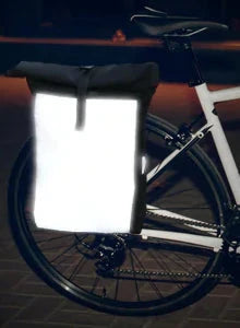 Fahrradtasche rucksack kombi Reflektoren bei Nacht am Gepäckträger befestigt. Aufnahme bei Nacht.