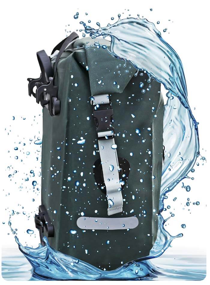 Wasserdichte Gepäckträgertasche in grün, seitlich mit Gurten und Reflektoren, Wasserspritzer zur Veranschauligung von Haltbarkeit und Wasserdichte