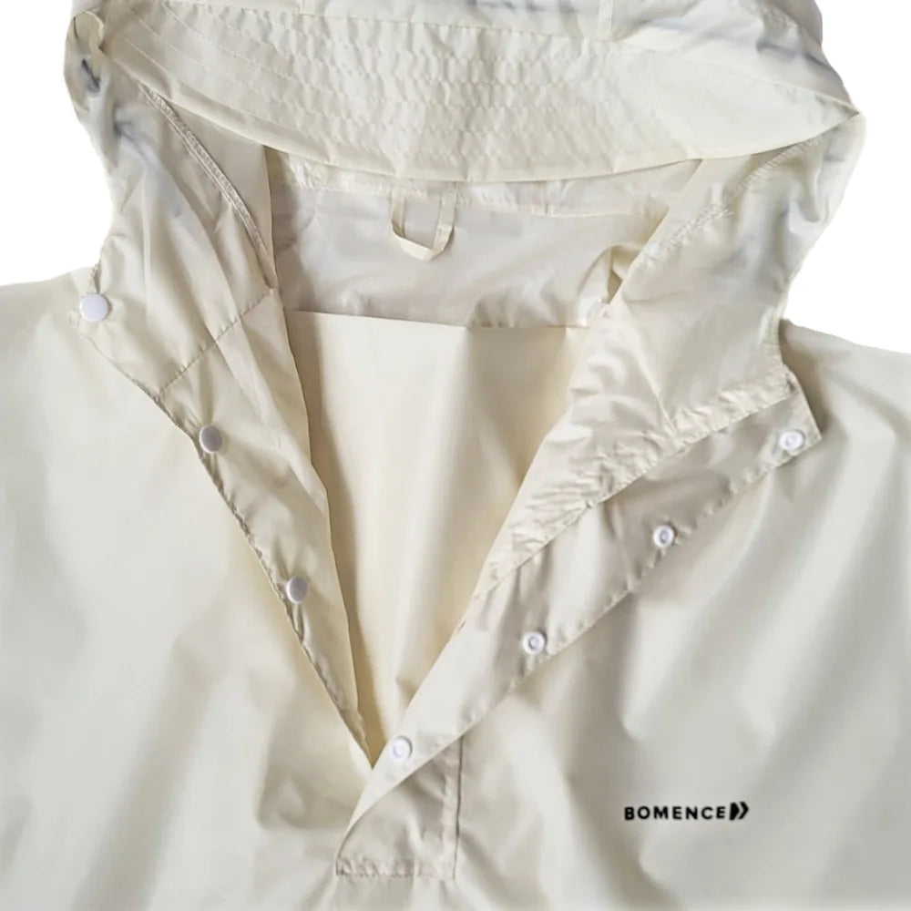 Kapuze weiss mit weitem Kragen eines Bomence Regenponchos mit Ärmeln und Kapuzenschirm