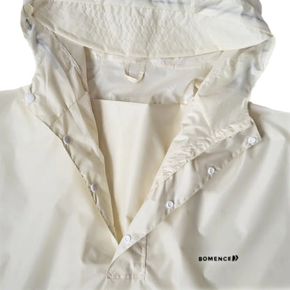 Kapuze weiss mit weitem Kragen eines Bomence Regenponchos mit Ärmeln und Kapuzenschirm