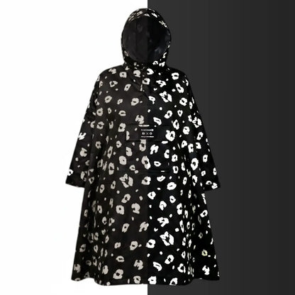 Vergleich Regencape reflektierend bei Tag und Nacht, leuchtet im Dunkeln bei Scheinwerferlicht für Sicherheit im Straßenverkehr