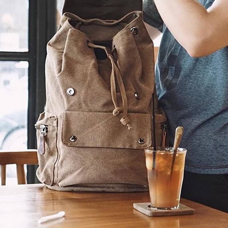 Laptoprucksack-Beige-mit-Schnüen und Magnetverschluss