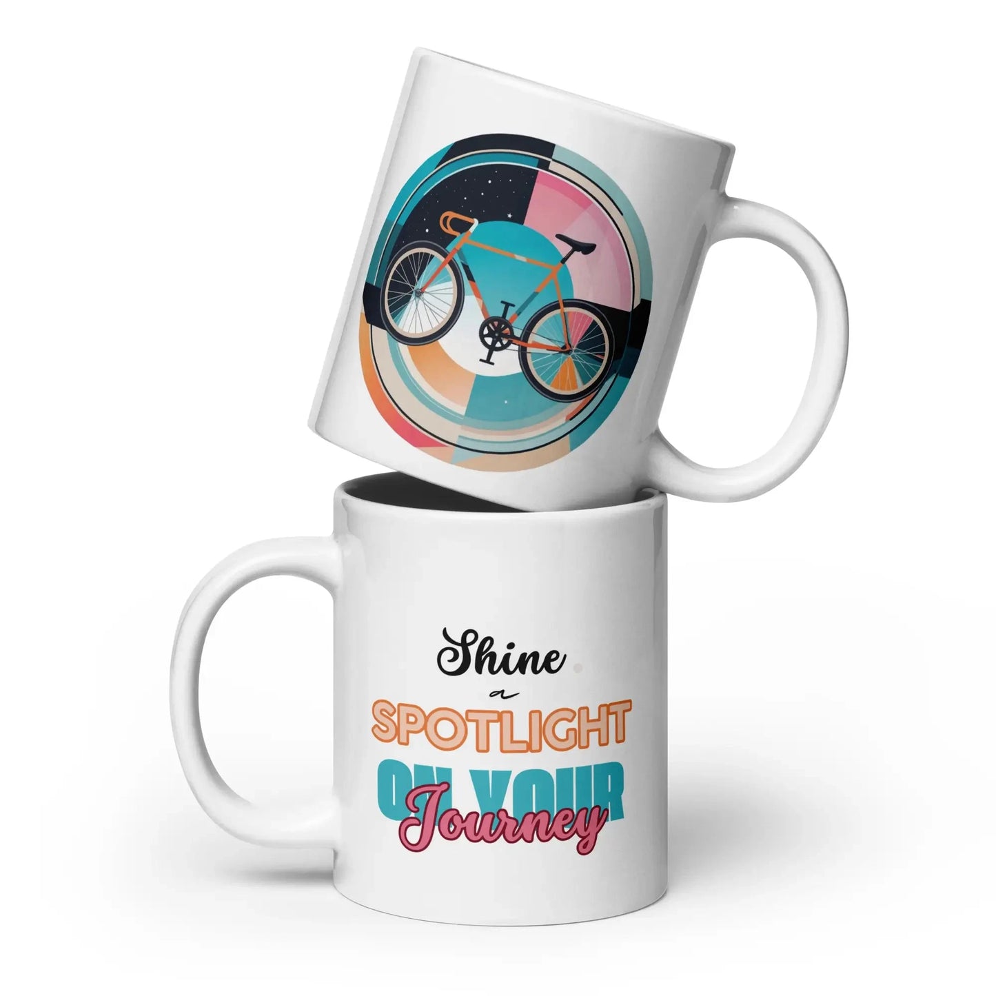 Weiße glänzende Kaffeetasse mit 20 oz Fassungsvermögen, schlichte und elegante Vorderansicht. Weiße Kaffeetasse mit einem bunten Fahrradmotiv auf der einen Seite und dem inspirierenden Spruch „Shine a Spotlight on Your Journey“ auf der anderen Seite.