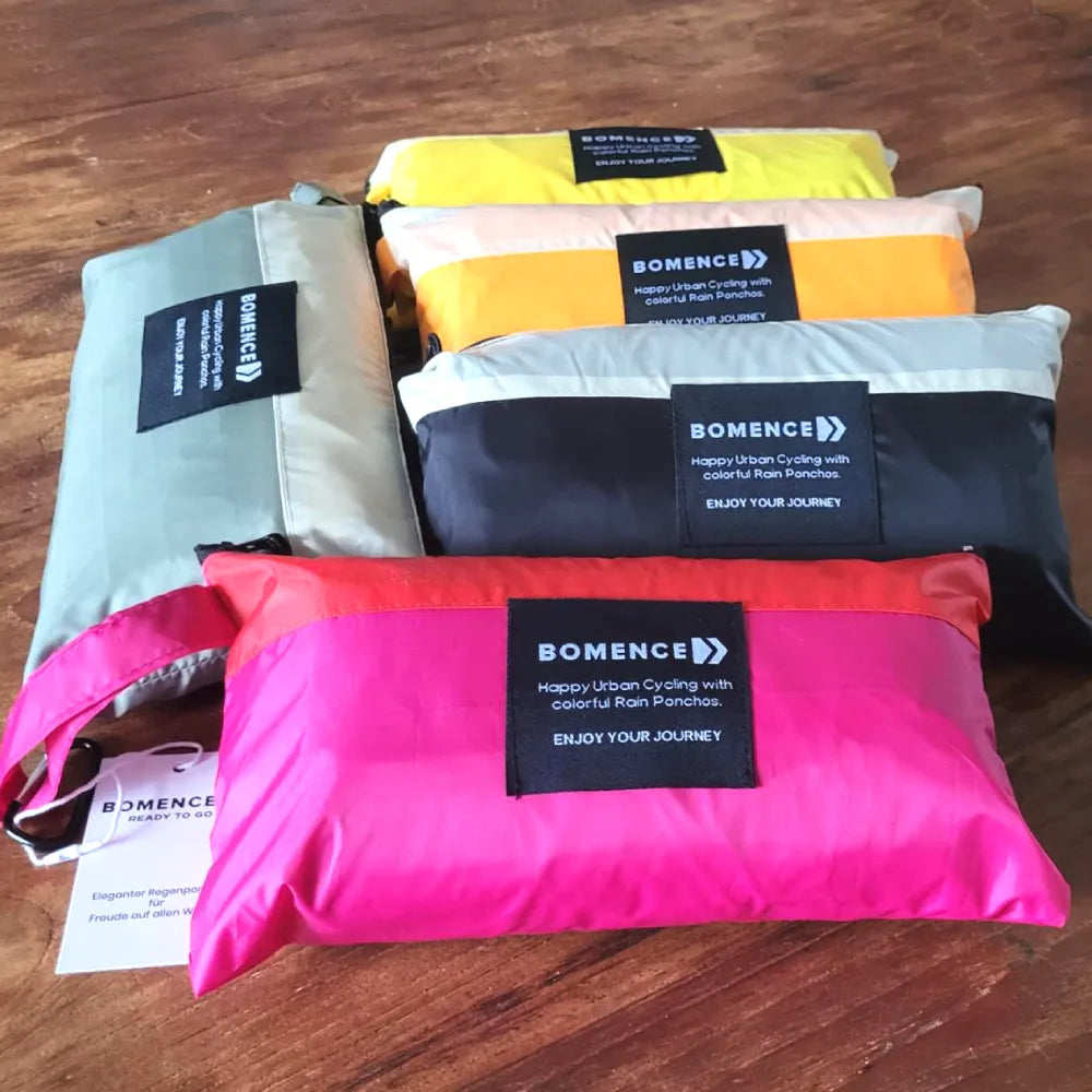 Bomence Regenponchos in Tasche verpackt