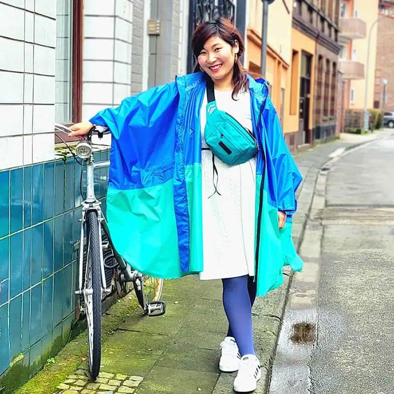 Stylischer Regenponcho in Blau Türkis zum Fahrradfahren