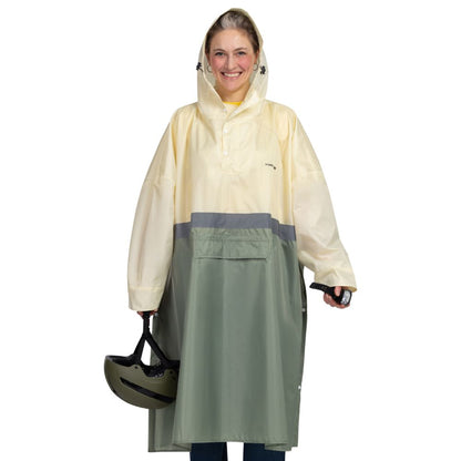Regenponcho lang Damen mit Ärmeln und Reflektorstreifen fürs Fahrrad fahren.
