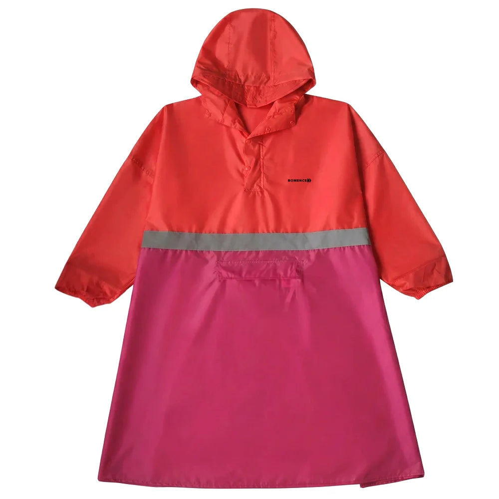 Gelegter Regenponcho mit Ärmeln rot pink von Bomence