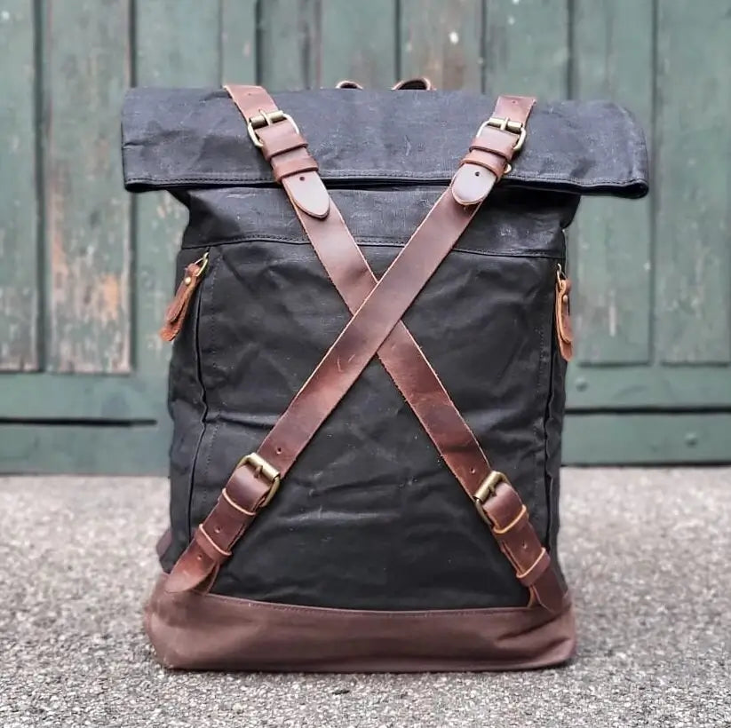 Schwarzer-Canvas-Rollrucksack-mit-Leder-Kreuz-Gurt-Schnalle