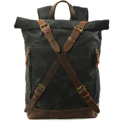 schwarzer gewachster Rolltop-Rucksack aus Canvas Leinwand Segeltuch mit Ledergurt und Griffen, schick und schlicht