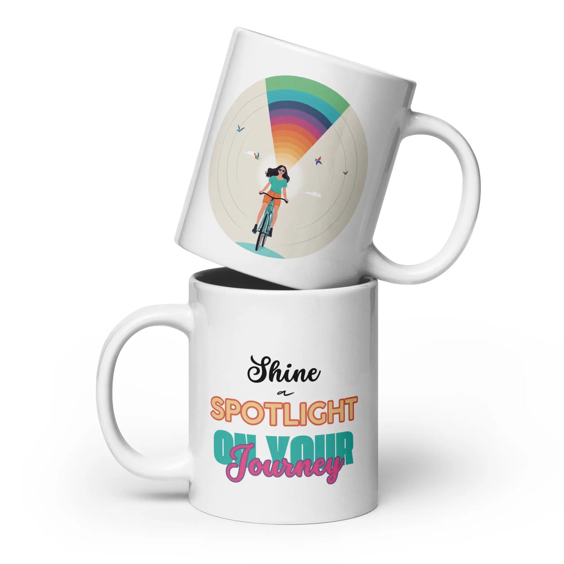 Bild auf der Tasse, das eine stilisierte Illustration einer Fahrradfahrerin mit regenbogenfarbenen Lichtstrahlen und umherfliegenden Vögeln darstellt. Perfekte Geschenkidee für Fahrradfahrer Damen und Herren