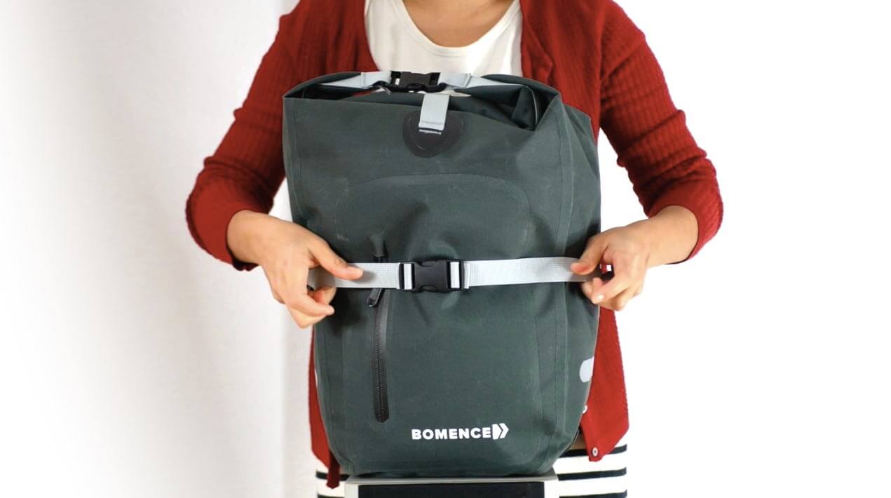 Fahrradtasche wasserdicht für Gepäckträger grün, große Kapazität 25 Liter, mit Schultergurt. Video zur Funktionalität der großen Gepäckträgertasche von Bomence.