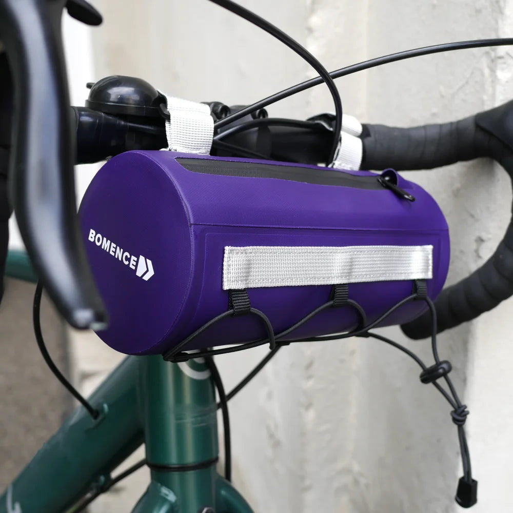 Wasserdichte Fahrradlenkertasche in lila von der Marke Bomence am Fahrradlenker eines Rennrads