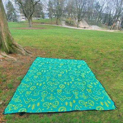 dicke Picknickdecke groß auf Wiese im Park für Kinder Spielplatz