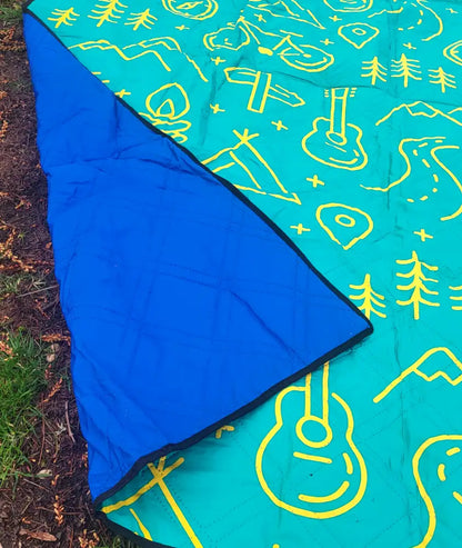 Picknickdecke wasserdicht und gepolstert auf dem Boden blau