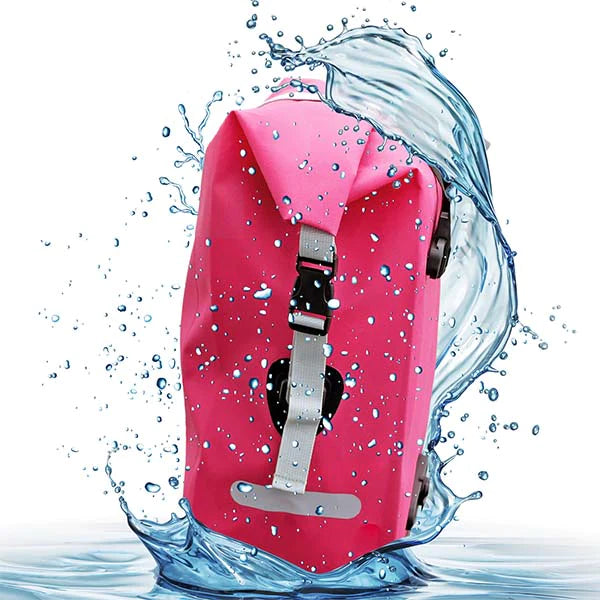 Pinke Fahrradtasche seitlich mit Wasser zur Darstellung, dass die Gepäckträgertasche 100% wasserdicht ist.