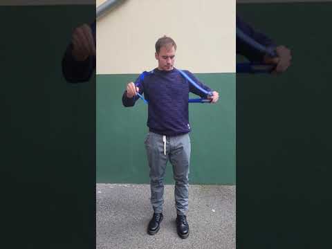 Video von Mann mit blauem reflektierenden Warngurt mit Schnalle und verstellbarem Gurt