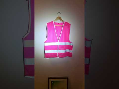Video einer reflektierenden Weste in Pink für Damen – Die stark reflektierende Fahrradweste sorgt für optimale Sichtbarkeit und Sicherheit im Straßenverkehr. Ideal als Reflektorweste für Radfahrer und Outdoor-Aktivitäten.