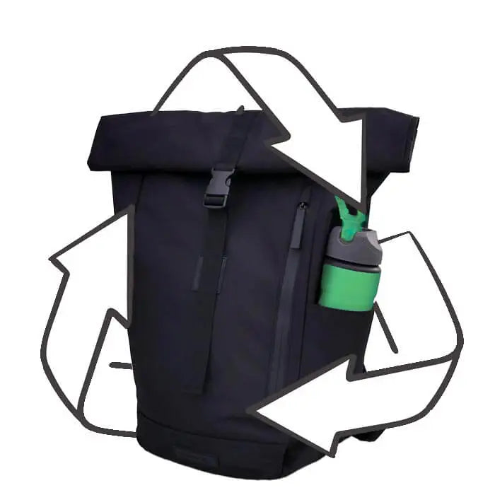 Schwarzer recycelter veganer Rucksack mit grüner Flasche und Recycling Grafik um die Tasche herum. Die Vorderseite des Rolltoprucksacks ist leicht seitlich zu sehen.