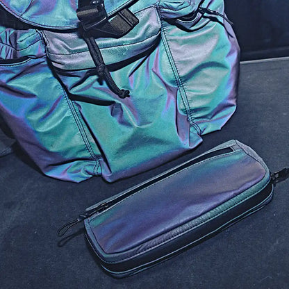 Rucksack aus reflektierendem Material und Stifte Etui vom Designer